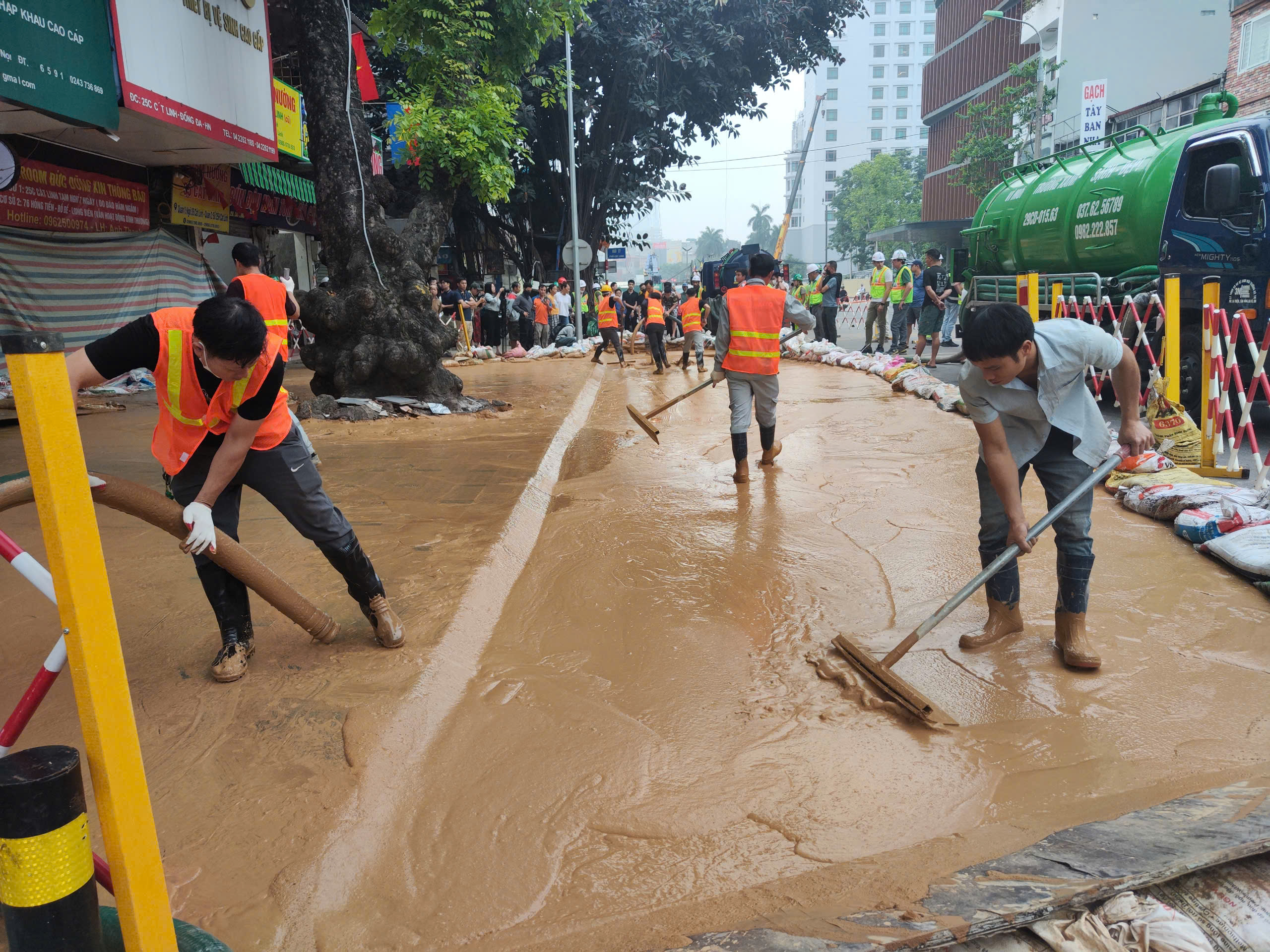 Lực lượng chức năng khắc phục sự cố.