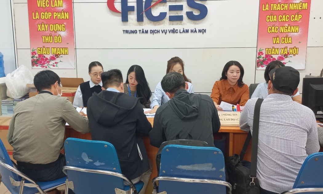 Lao động thất nghiệp khai báo thông tin tìm việc làm tại Trung tâm Dịch vụ việc làm Hà Nội. Ảnh: PM. 