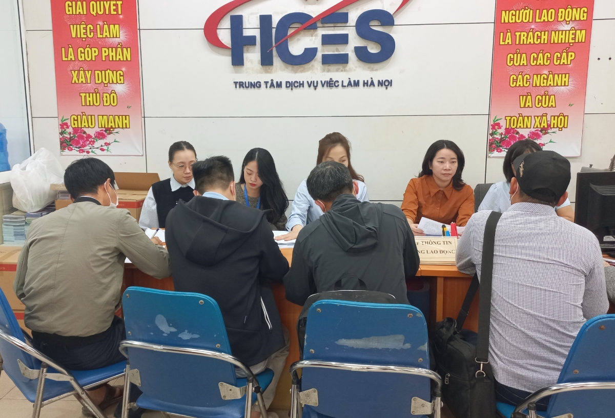 Lao động thất nghiệp khai báo thông tin tìm việc làm tại Trung tâm Dịch vụ việc làm Hà Nội. Ảnh: PM. 