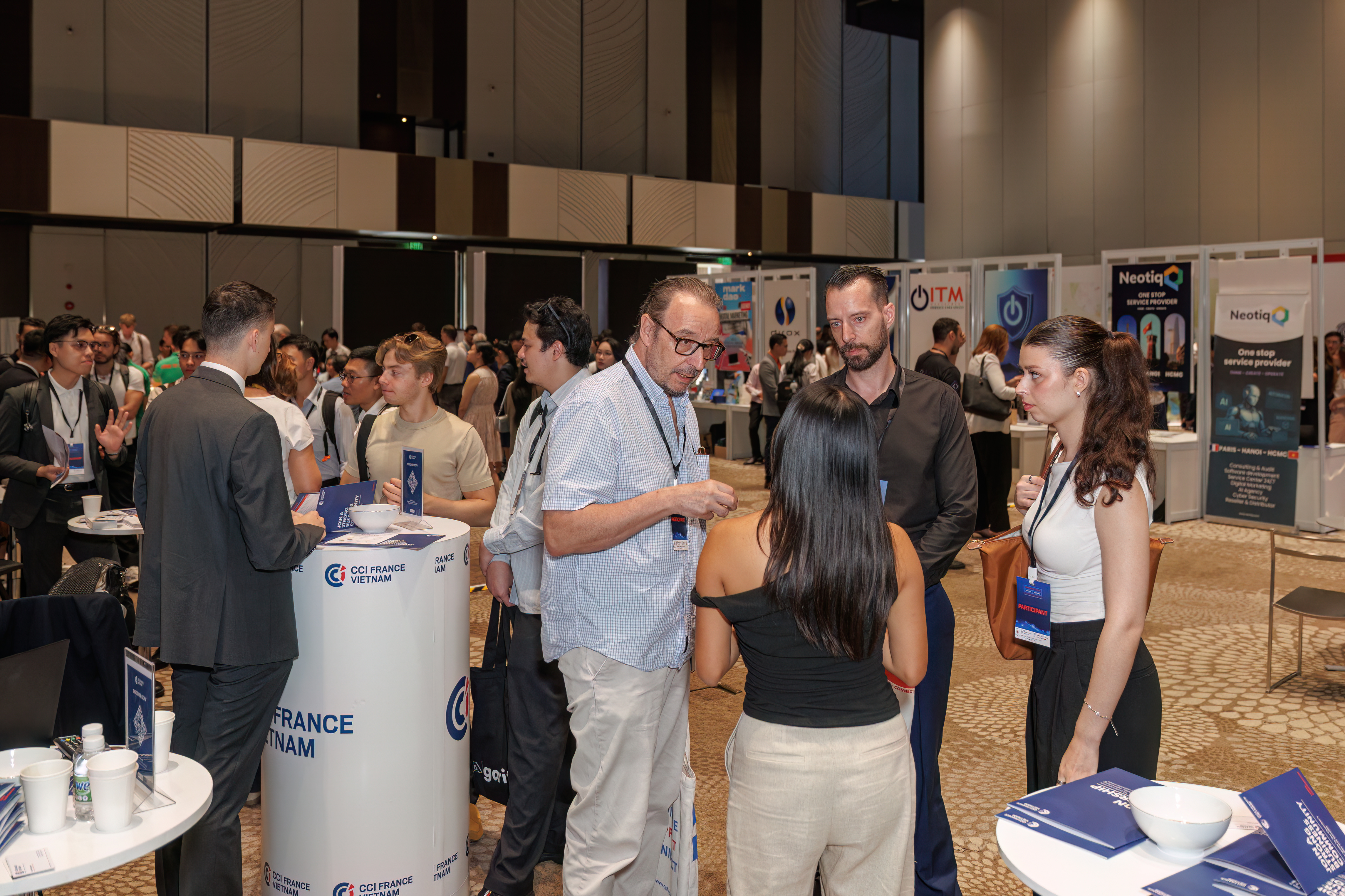 French Tech Summit Vietnam 2025 mở ra nhiều kh&ocirc;ng gian trao đổi, th&uacute;c đẩy hợp t&aacute;c giữa c&aacute;c doanh nghiệp, chuy&ecirc;n gia trong c&aacute;c lĩnh vực c&ocirc;ng nghệ mũi nhọn.