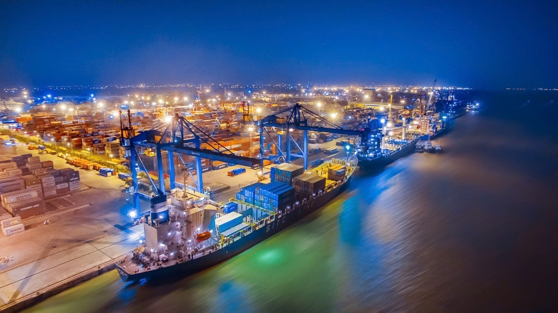 Cảng Đ&igrave;nh Vũ s&ocirc;i động về đ&ecirc;m.