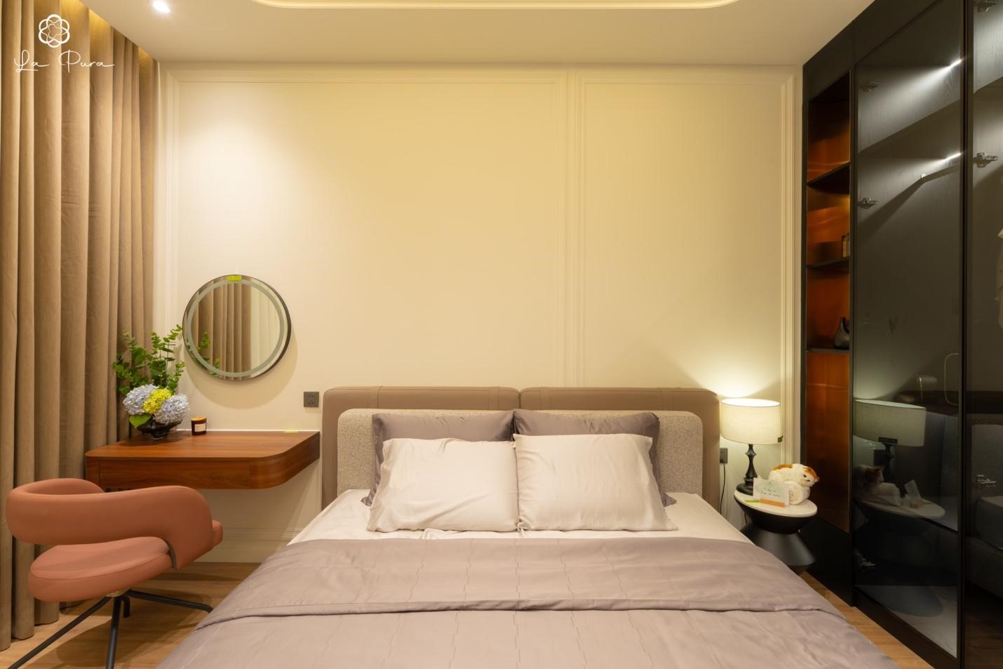 Ph&ograve;ng ngủ ch&iacute;nh của căn hộ mẫu 2 ph&ograve;ng ngủ La Pura được nhiều kh&aacute;ch h&agrave;ng y&ecirc;u th&iacute;ch.