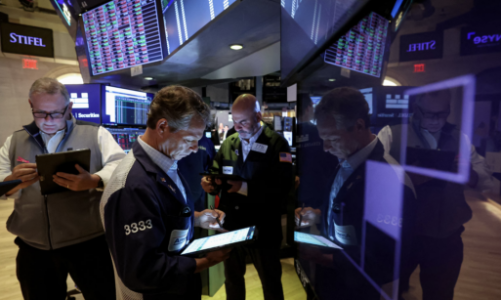 Chứng khoán Mỹ tăng điểm mạnh nhờ ông Trump hoãn đánh thuế châu Âu, giá dầu giảm trước cuộc họp OPEC