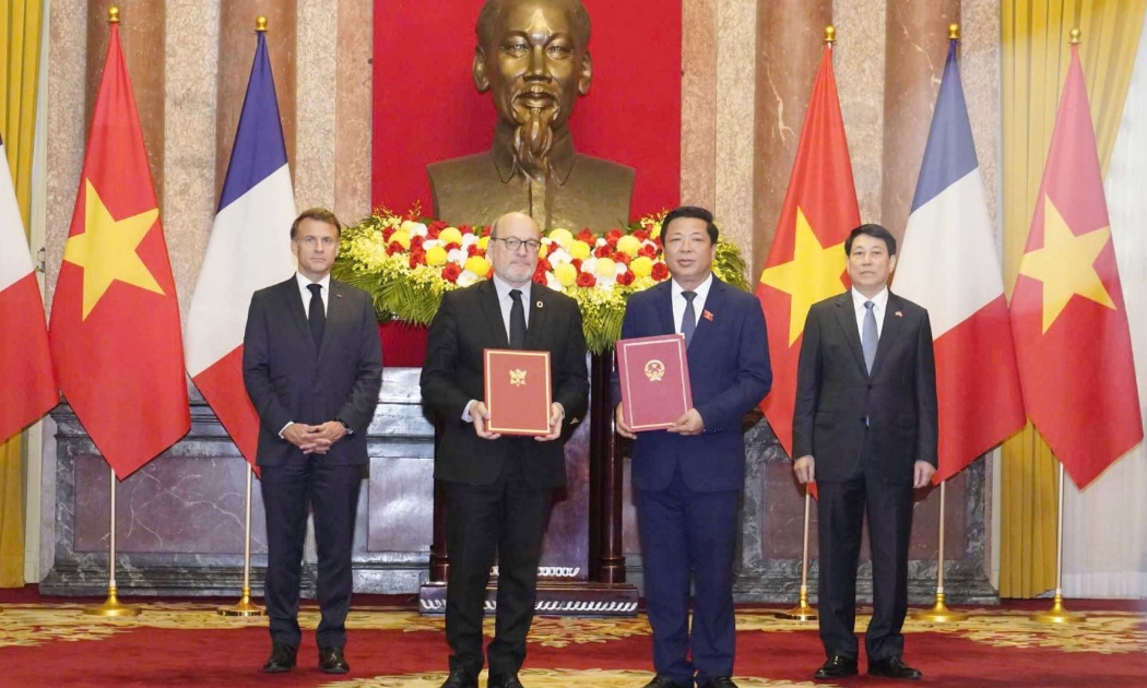 Bộ Xây dựng Việt Nam và Bộ Giao thông Pháp ký Ý định thư hợp tác lĩnh vực giao thông dưới sự chứng kiến của Chủ tịch nước Lương Cường và Tổng thống Pháp Emmanuel Macron. Ảnh: Bộ Xây dựng