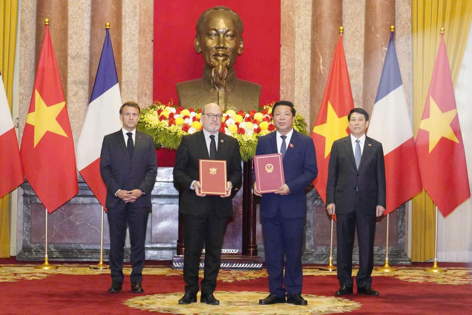 Bộ Xây dựng Việt Nam và Bộ Giao thông Pháp ký Ý định thư hợp tác lĩnh vực giao thông dưới sự chứng kiến của Chủ tịch nước Lương Cường và Tổng thống Pháp Emmanuel Macron. Ảnh: Bộ Xây dựng