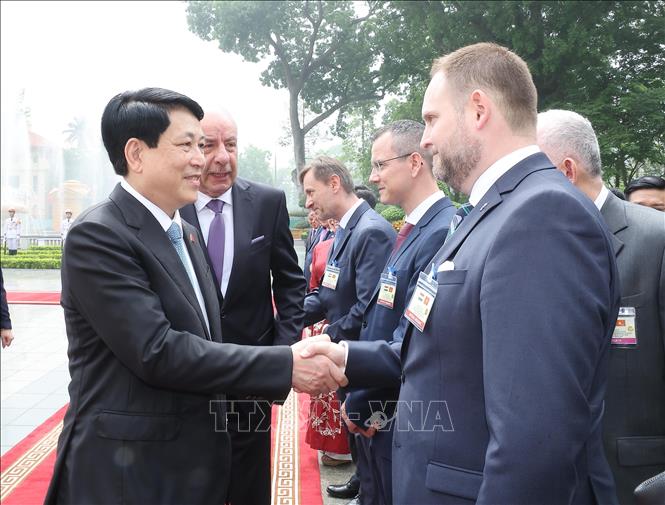 Tổng thống Sulyok Tamas giới thiệu th&agrave;nh vi&ecirc;n đo&agrave;n Hungary với Chủ tịch nước Lương Cường - Ảnh: TTXVN