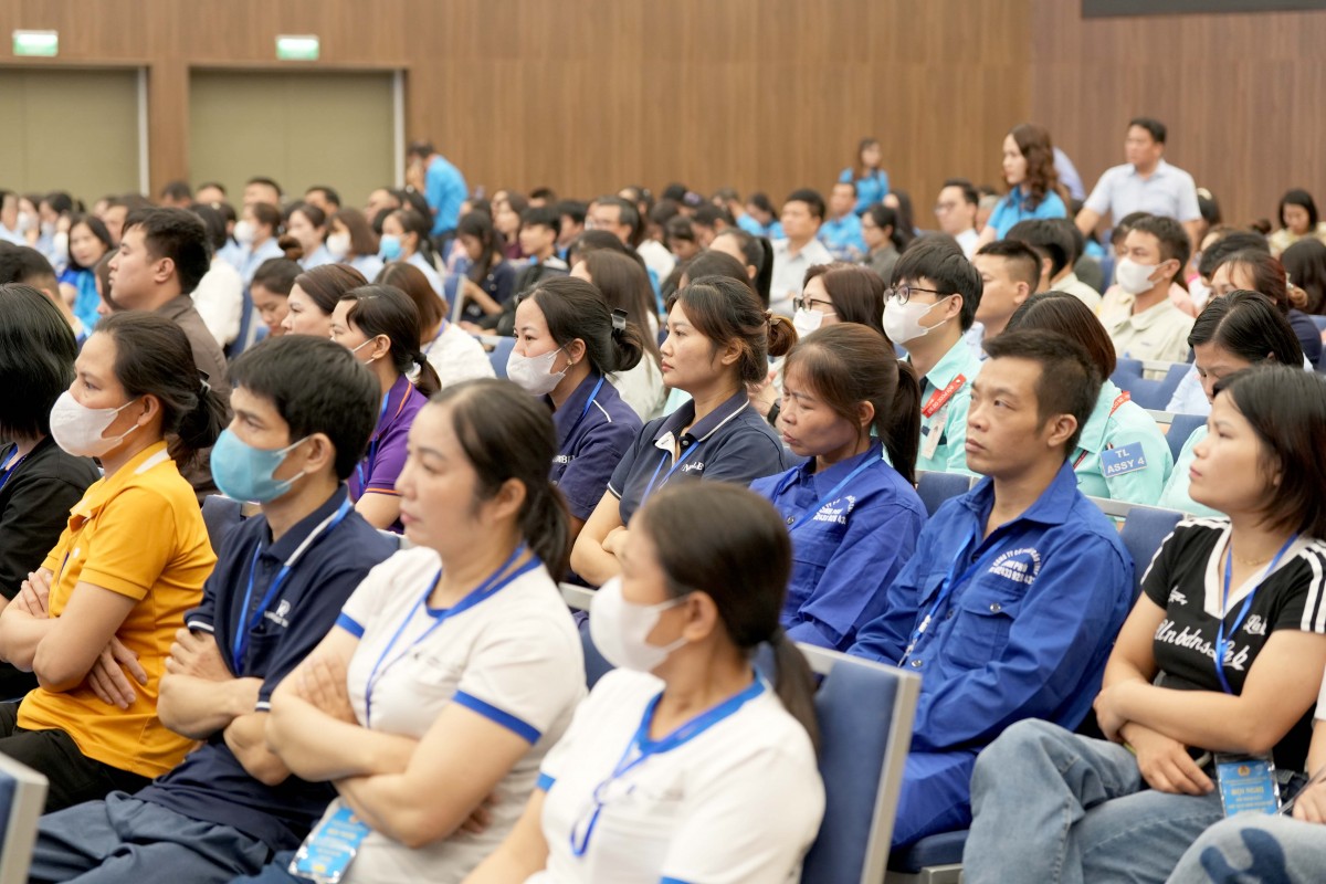 Đ&ocirc;ng đảo c&ocirc;ng nh&acirc;n lao động Thủ đ&ocirc; tham dự chương tr&igrave;nh đối thoại. Ảnh: Lao động Thủ đ&ocirc;.