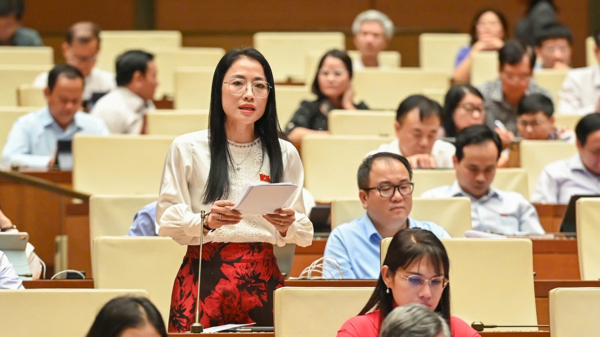 Đại biểu Trần Kh&aacute;nh Thu, đo&agrave;n Th&aacute;i B&igrave;nh.