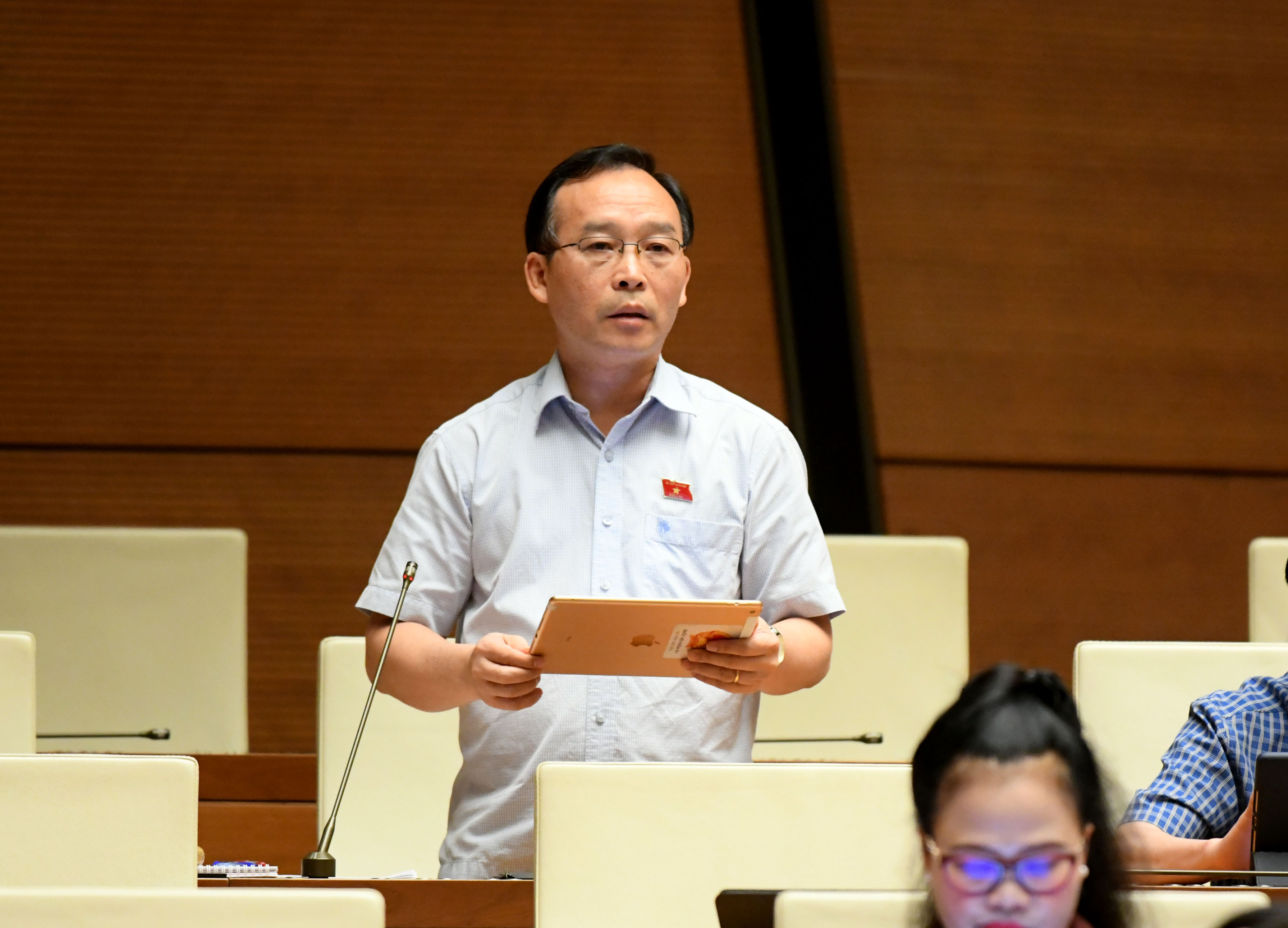 Đại biểu Trần Văn Tuấn, đo&agrave;n Bắc Giang n&ecirc;u &yacute; kiến.