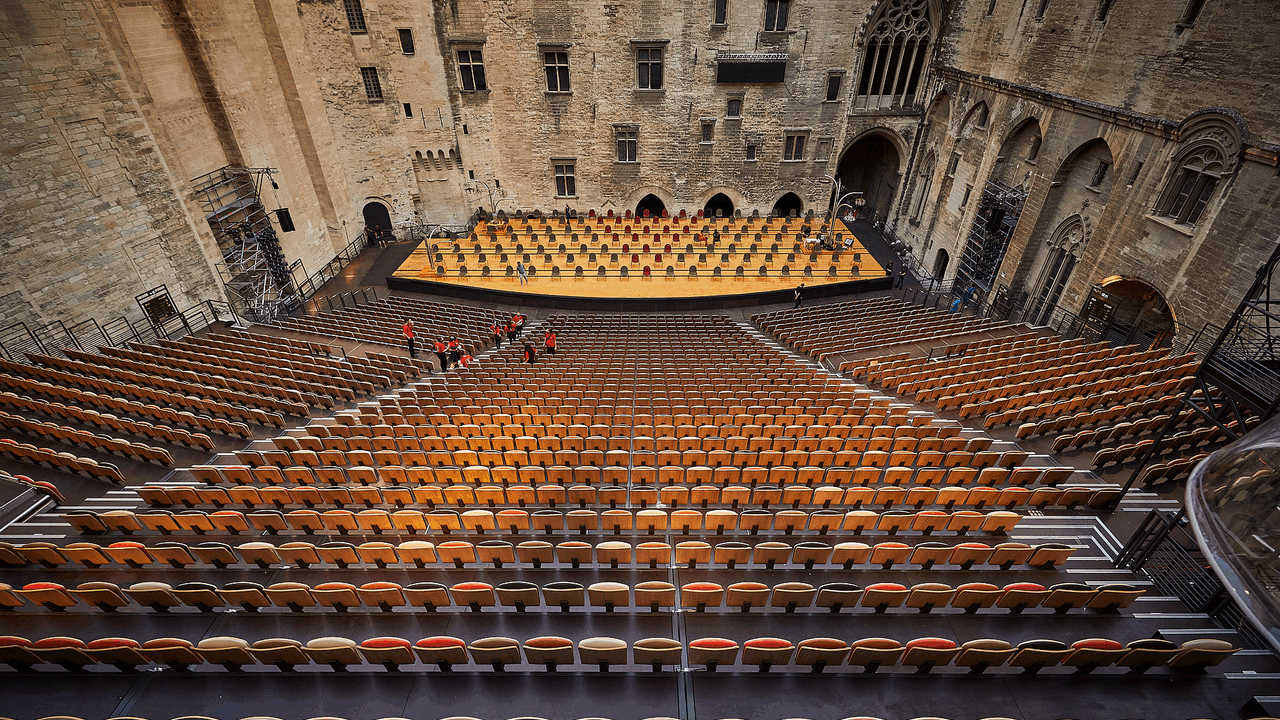 Louis Vuitton Cruise 2026: Lập dị nhưng thực tế