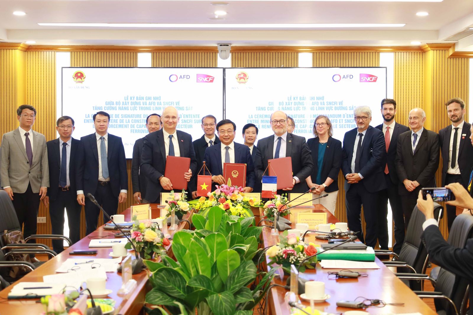 Thứ trưởng Bộ X&acirc;y dựng Nguyễn Danh Huy, Tổng Gi&aacute;m đốc AFD Remy Rioux v&agrave; Chủ tịch SNCFI Diego Diaz k&yacute; kết Bản ghi nhớ.