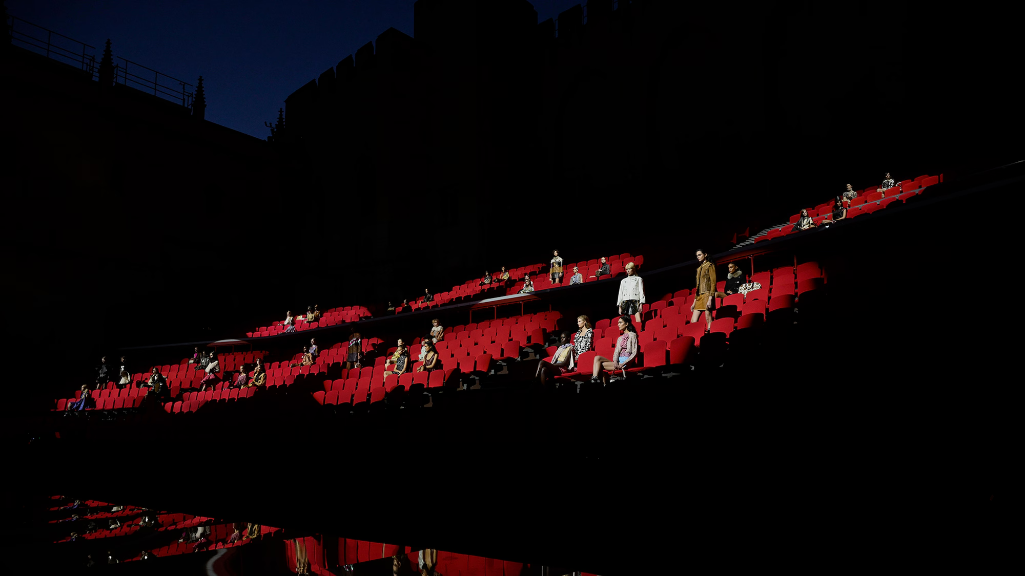 Kh&aacute;n giả ngồi tr&ecirc;n s&acirc;n khấu c&ograve;n d&agrave;n người mẫu xuất hiện từ h&agrave;ng ghế kh&aacute;n giả.