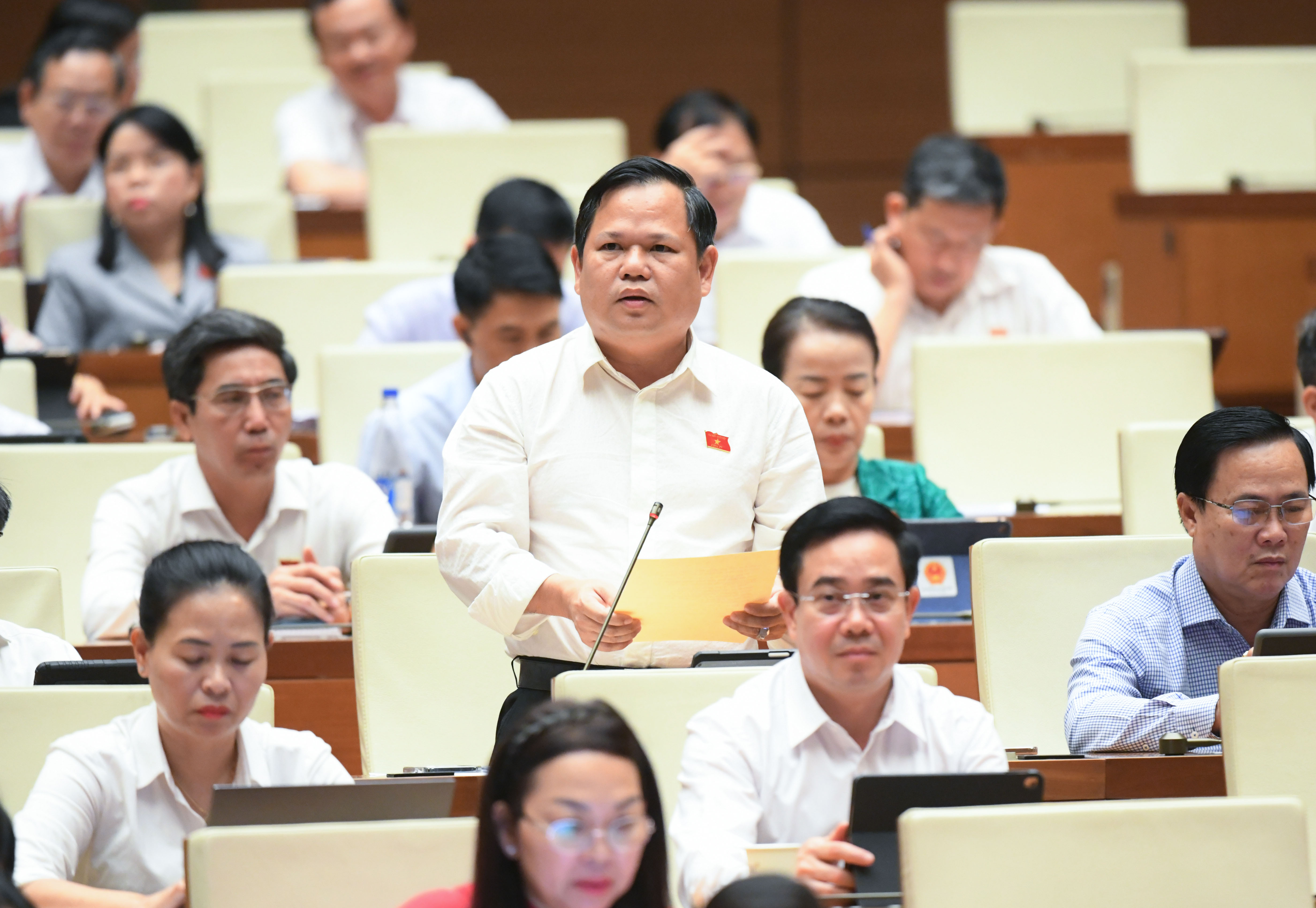 Đại biểu Nguyễn Duy Thanh, đo&agrave;n C&agrave; Mau, ph&aacute;t biểu thảo luận.