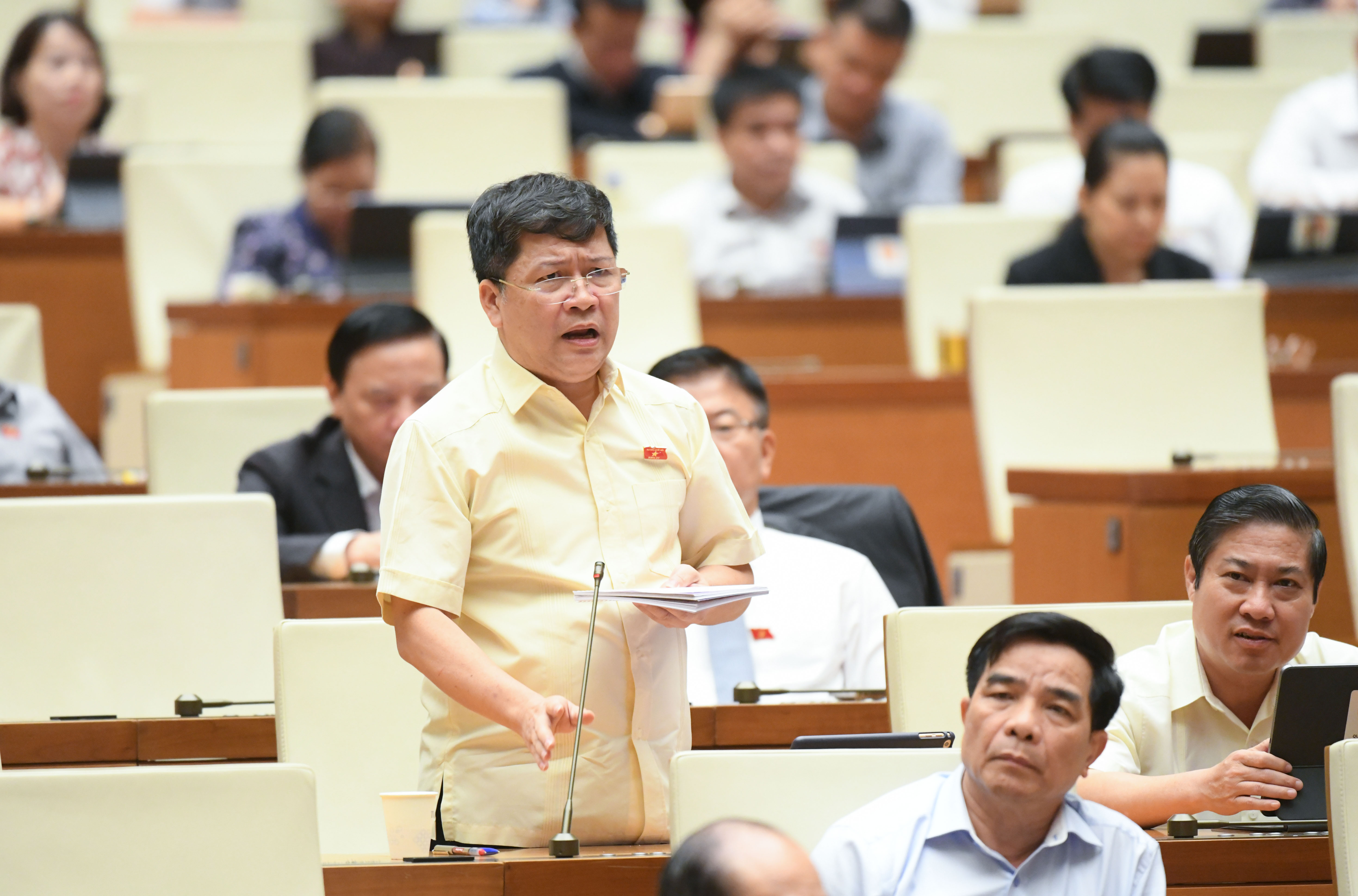 Đại biểu Tạ Văn Hạ, đo&agrave;n Quảng Nam, băn khoăn: "Tại sao Luật Quy hoạch sửa rất nhiều rồi nhưng vẫn rối?".