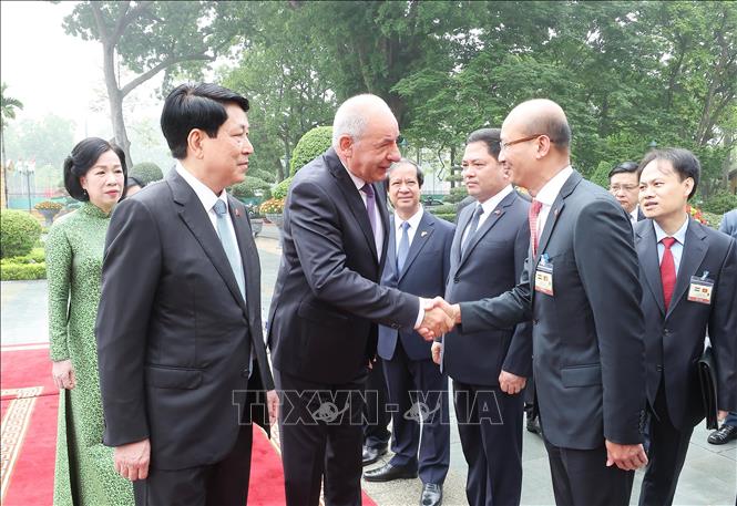 Chủ tịch nước Lương Cường giới thiệu th&agrave;nh vi&ecirc;n đo&agrave;n Việt Nam với Tổng thống Hungary Sulyok Tamas - Ảnh: TTXVN