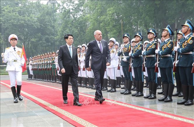 Chủ tịch nước Lương Cường và Tổng thống Hungary Sulyok Tamas duyệt Đội danh dự Quân đội nhân dân Việt Nam - Ảnh: TTXVN