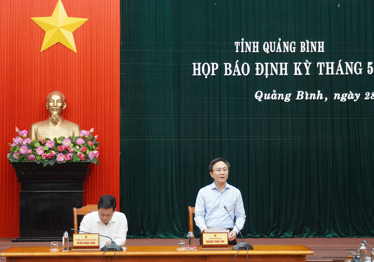 Ph&oacute; Chủ tịch UBND tỉnh Quảng B&igrave;nh&nbsp;Ho&agrave;ng Xu&acirc;n T&acirc;n chủ tr&igrave; buổi họp b&aacute;o