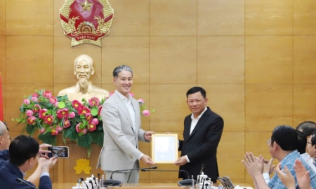 Phó Chủ tịch Thường trực UBND tỉnh Thanh Hoá Nguyễn Văn Thi đã trao Quyết định chấp thuận chủ trương đầu tư và nhà đầu tư cho dự án đầu tư xây dựng và kinh doanh kết cấu hạ tầng khu công nghiệp Thăng Long Thanh Hóa