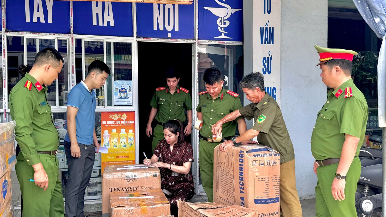 Lượng chức năng Quảng B&igrave;nh tiến h&agrave;nh&nbsp;tiến h&agrave;nh kh&aacute;m h&agrave;nh ch&iacute;nh đối với 2 cơ sở kinh doanh tr&ecirc;n
