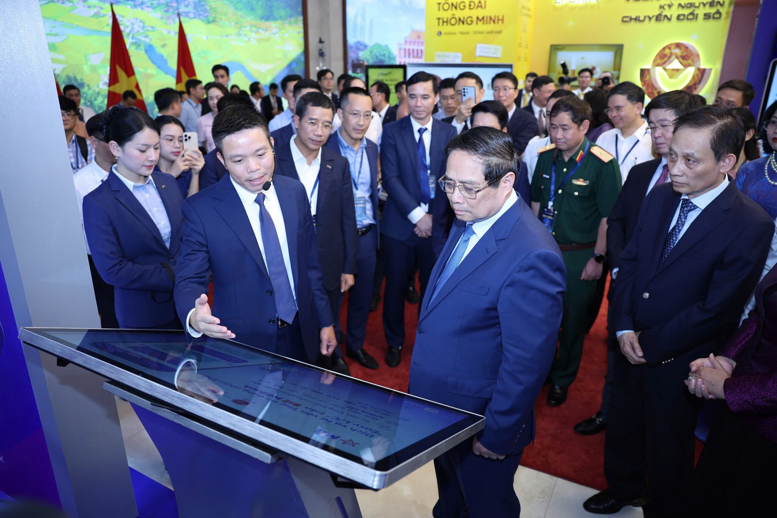 Thủ tướng Phạm Minh Ch&iacute;nh thăm quan gian h&agrave;ng c&ocirc;ng nghệ MB tại sự kiện.