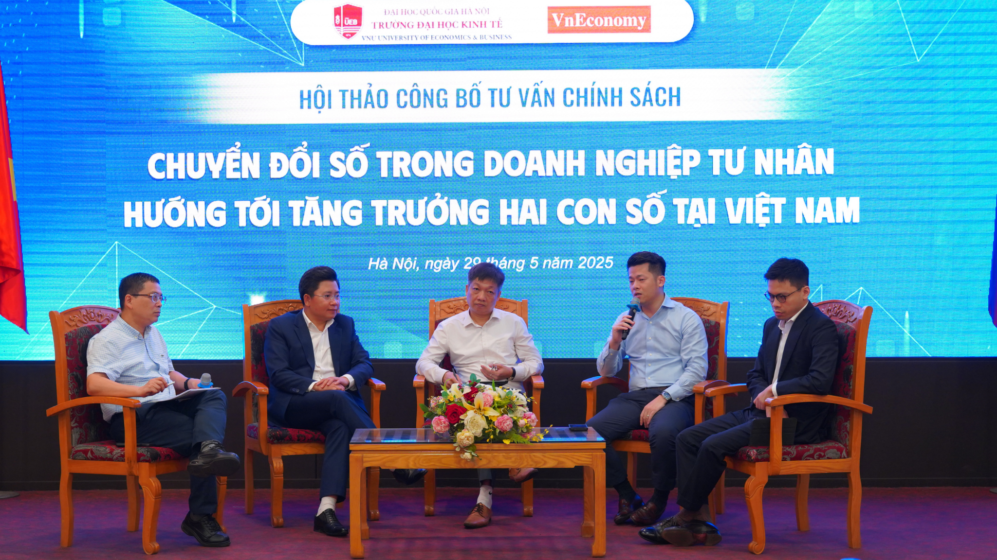 Hội thảo “Chuyển đổi số trong doanh nghiệp tư nhân – Hướng tới tăng trưởng hai con số tại Việt Nam”. 