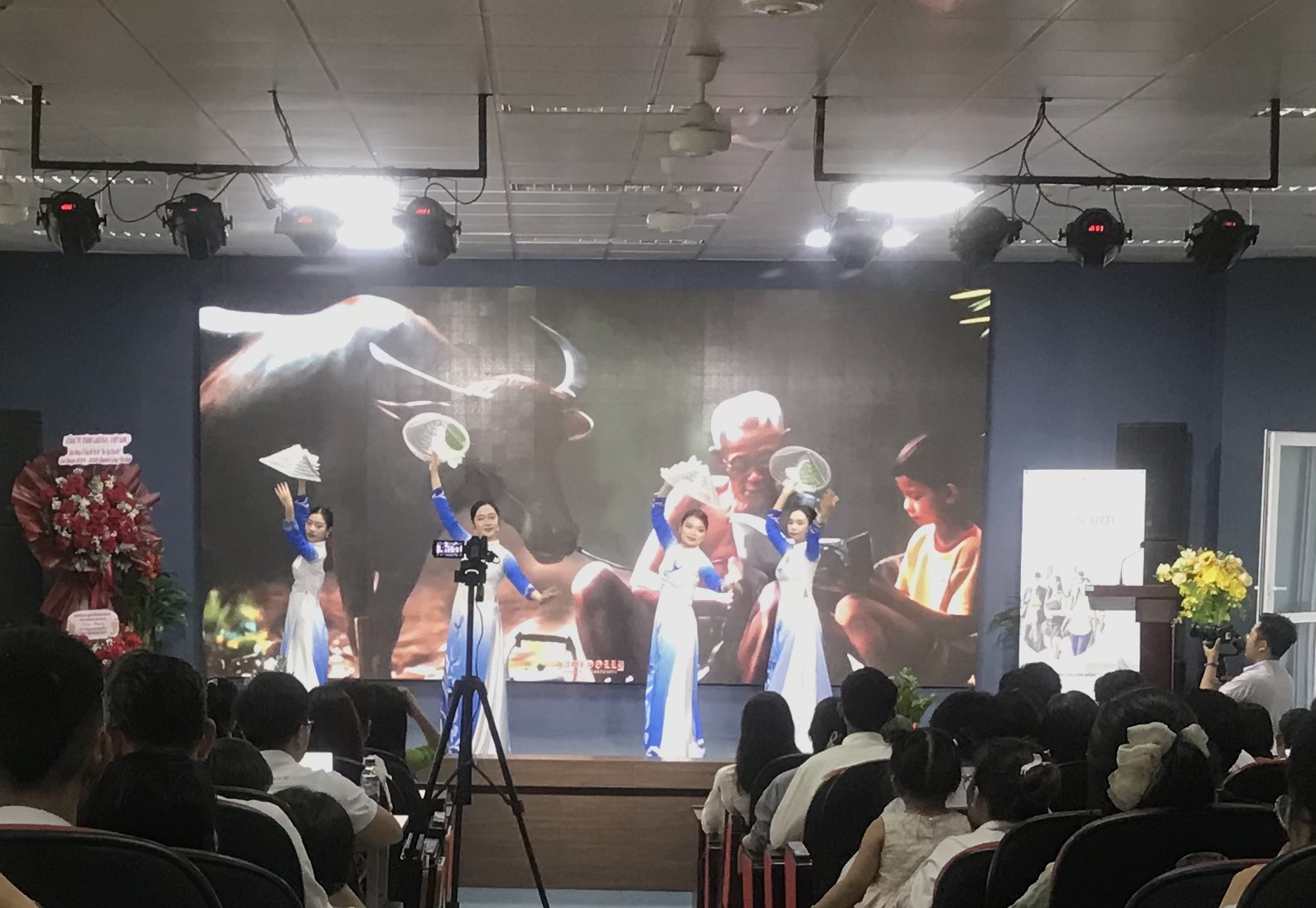 Tiết mục văn nghệ của sinh vi&ecirc;n Trường Cao đẳng Du lịch Đ&agrave; Nẵng.&nbsp; &nbsp; &nbsp; &nbsp; &nbsp; &nbsp; &nbsp; &nbsp; &nbsp; &nbsp; &nbsp; &nbsp;Ảnh Ng&ocirc; Anh Văn