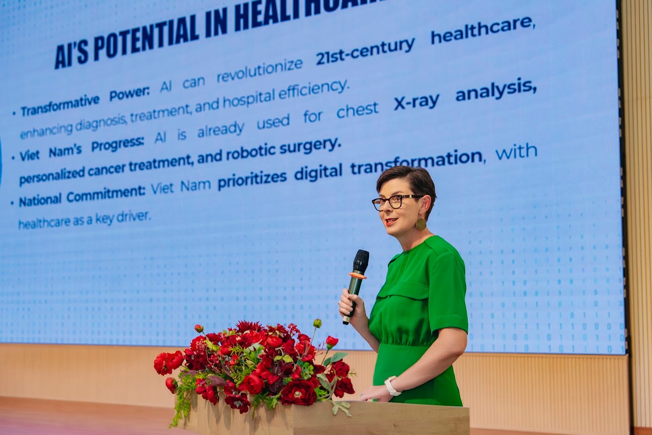 TS. Angela Pratt ph&aacute;t biểu tại hội nghị.