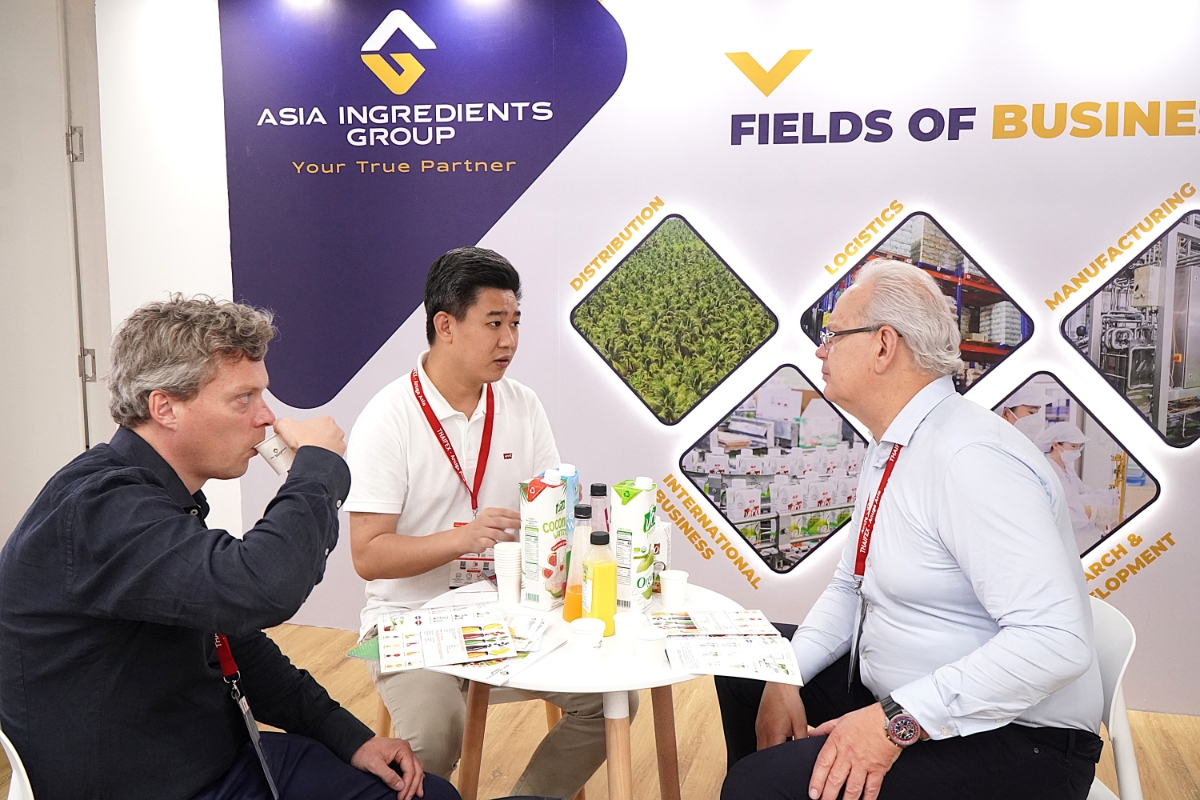 Kh&aacute;ch quốc tế trải nghiệm sản phẩm nguy&ecirc;n liệu thực phẩm c&oacute; nguồn gốc tự nhi&ecirc;n từ AIG.