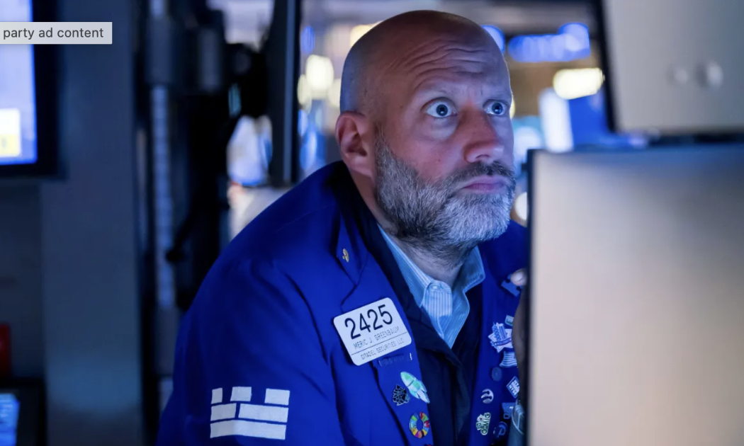 Một nhà giao dịch cổ phiếu trên sàn NYSE ở New York ngày 28/5/2025 - Ảnh: NYSE/CNBC.