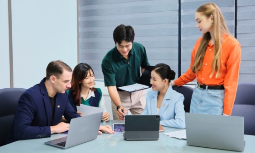 Công ty Ấn Độ phổ cập AI cho hơn nửa triệu lao động, doanh nghiệp Việt làm gì để không tụt hậu?