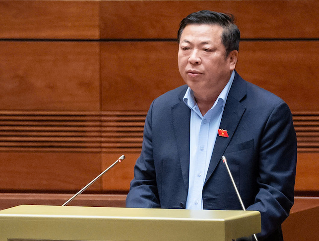 Bộ trưởng Bộ X&acirc;y dựng Trần Hồng Minh thay mặt Ch&iacute;nh phủ b&aacute;o c&aacute;o tiếp thu, giải tr&igrave;nh, chỉnh l&yacute; dự thảo Nghị quyết của Quốc hội th&iacute; điểm một số cơ chế, ch&iacute;nh s&aacute;ch đặc th&ugrave; ph&aacute;t triển nh&agrave; ở x&atilde; hội.