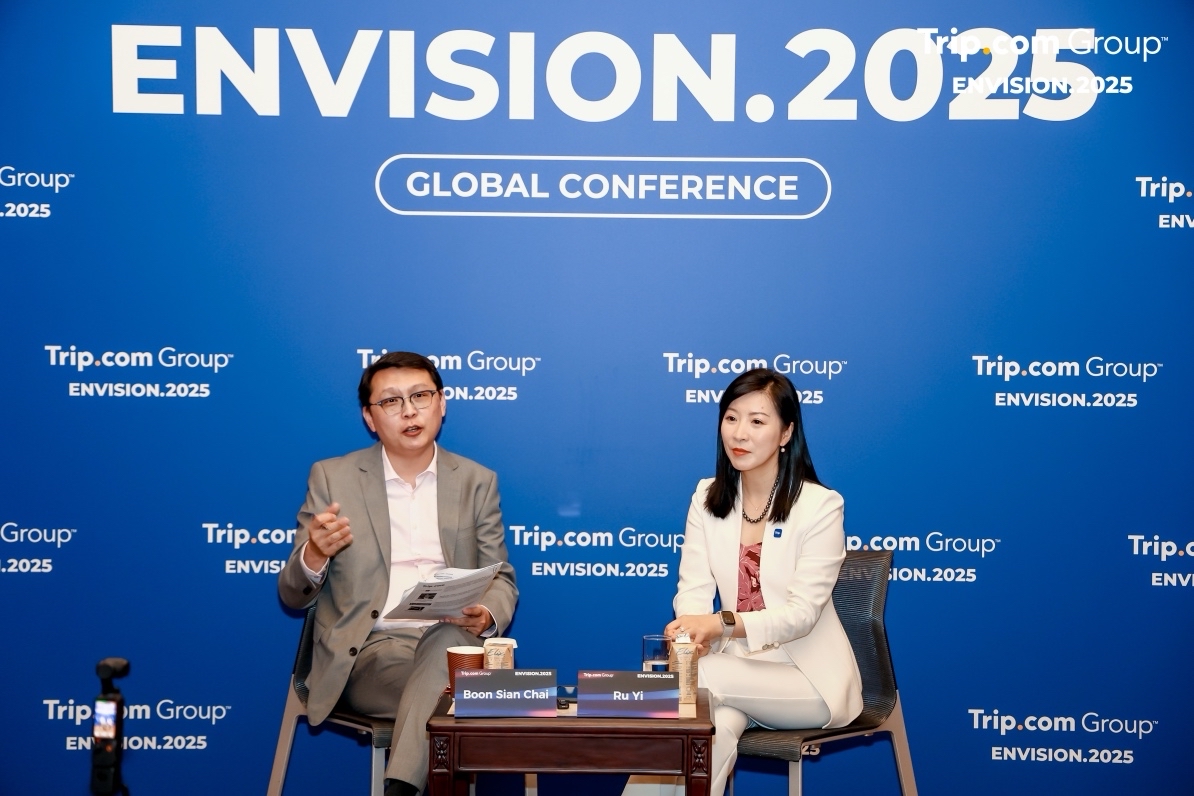 &Ocirc;ng Boon Sian Chai (tr&aacute;i), Gi&aacute;m đốc điều h&agrave;nh v&agrave; Ph&oacute; chủ tịch phụ tr&aacute;ch thị trường Quốc tế, Tập đo&agrave;n Trip.com v&agrave;&nbsp;b&agrave; Ru Yi, Trợ l&yacute; Ph&oacute; chủ tịch phụ tr&aacute;ch Thị trường quốc tế, Tập đo&agrave;n Trip.com tại buổi phỏng vấn b&ecirc;n lề hội nghị.