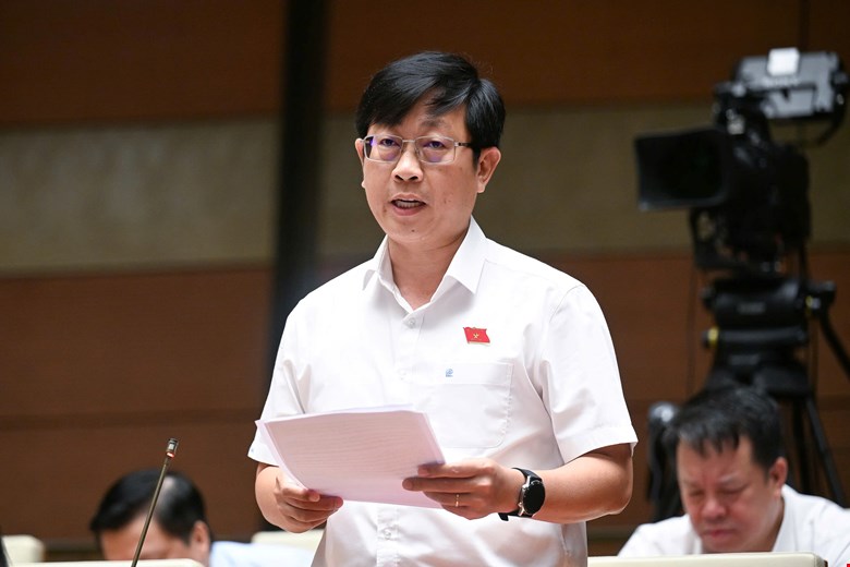 Đại biểu Nguyễn Hữu Th&ocirc;ng ph&aacute;t biểu tại hội trường.