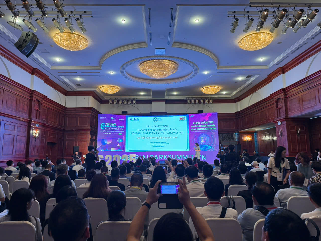 To&agrave;n cảnh&nbsp;diễn đ&agrave;n Th&uacute;c đẩy ph&aacute;t triển khu c&ocirc;ng nghiệp: Giải ph&aacute;p to&agrave;n diện v&agrave; đầu tư bền vững&nbsp;