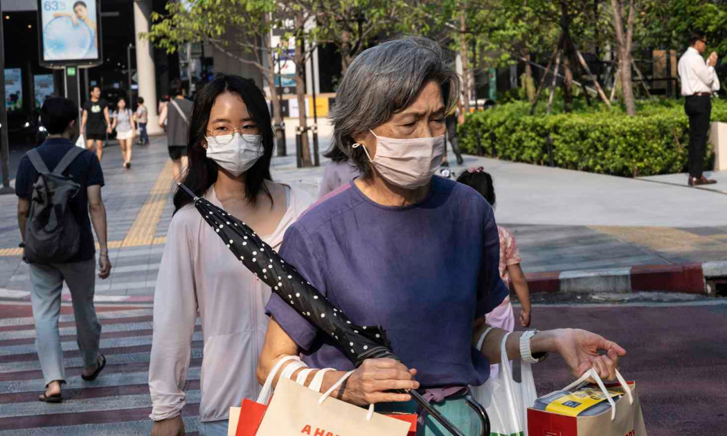 Người dân lại đeo khẩu trang ở Bangkok, Thái Lan - Ảnh: AP