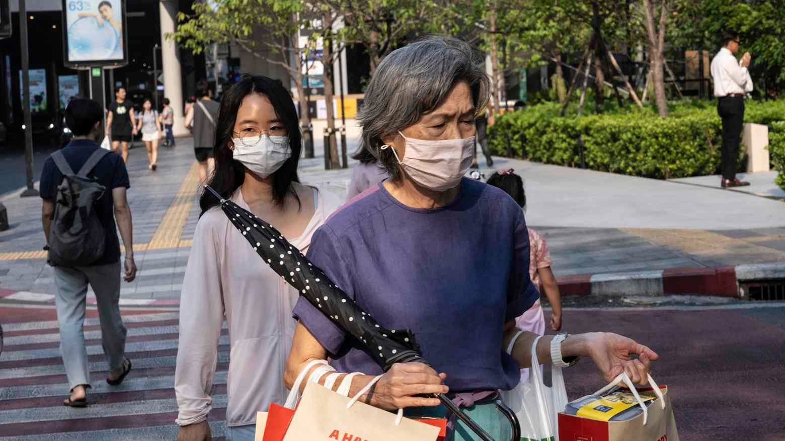 Người dân lại đeo khẩu trang ở Bangkok, Thái Lan - Ảnh: AP