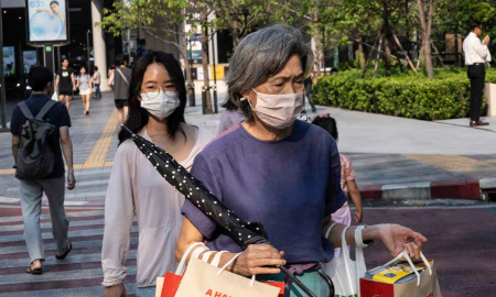 Người dân lại đeo khẩu trang ở Bangkok, Thái Lan - Ảnh: AP