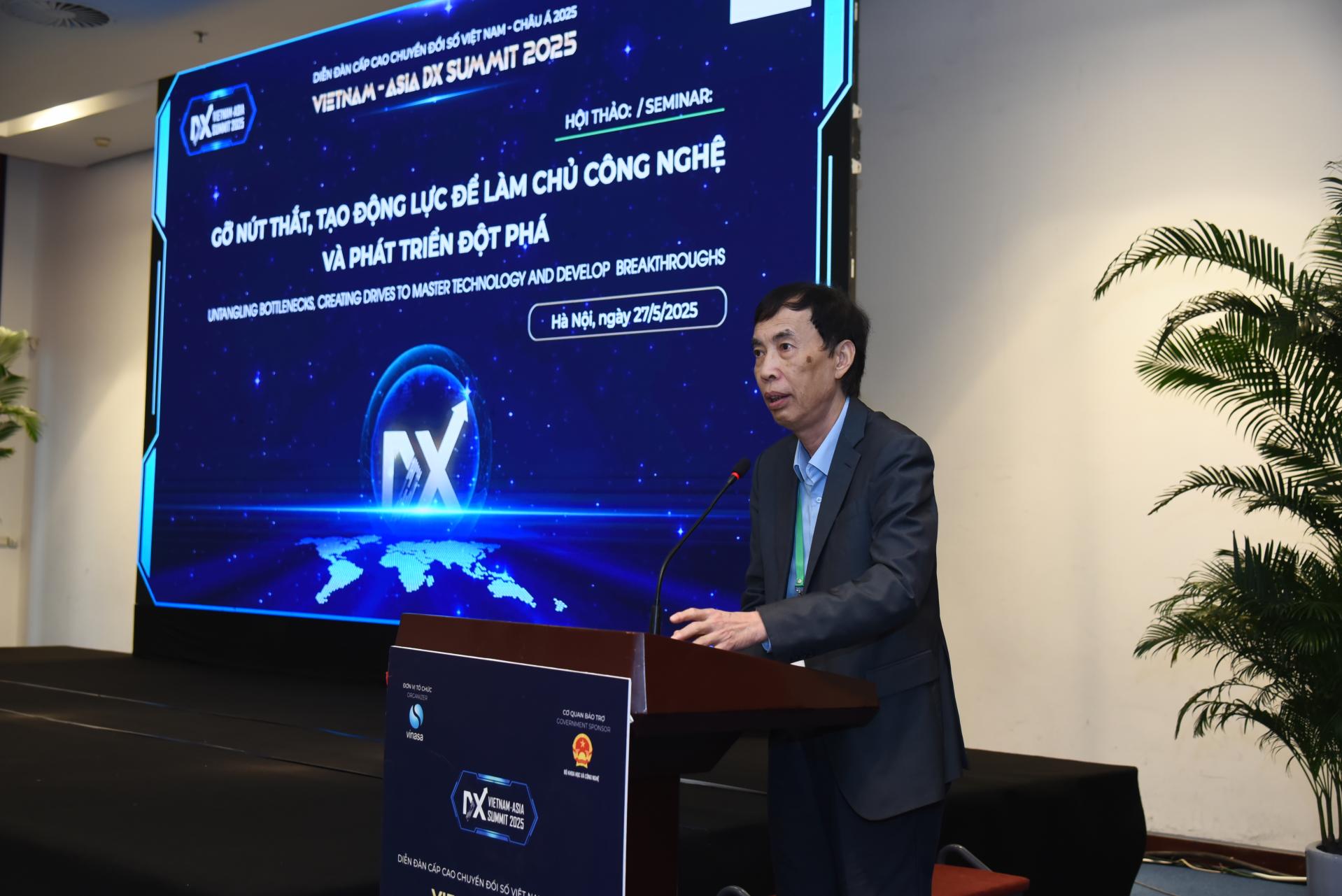 Ông Võ Trí Thành, Viện trưởng Viện Nghiên cứu Chiến lược Thương hiệu và Cạnh tranh, phát biểu tại Hội thảo “Gỡ nút thắt, tạo động lực để làm chủ công nghệ và phát triển đột phá”