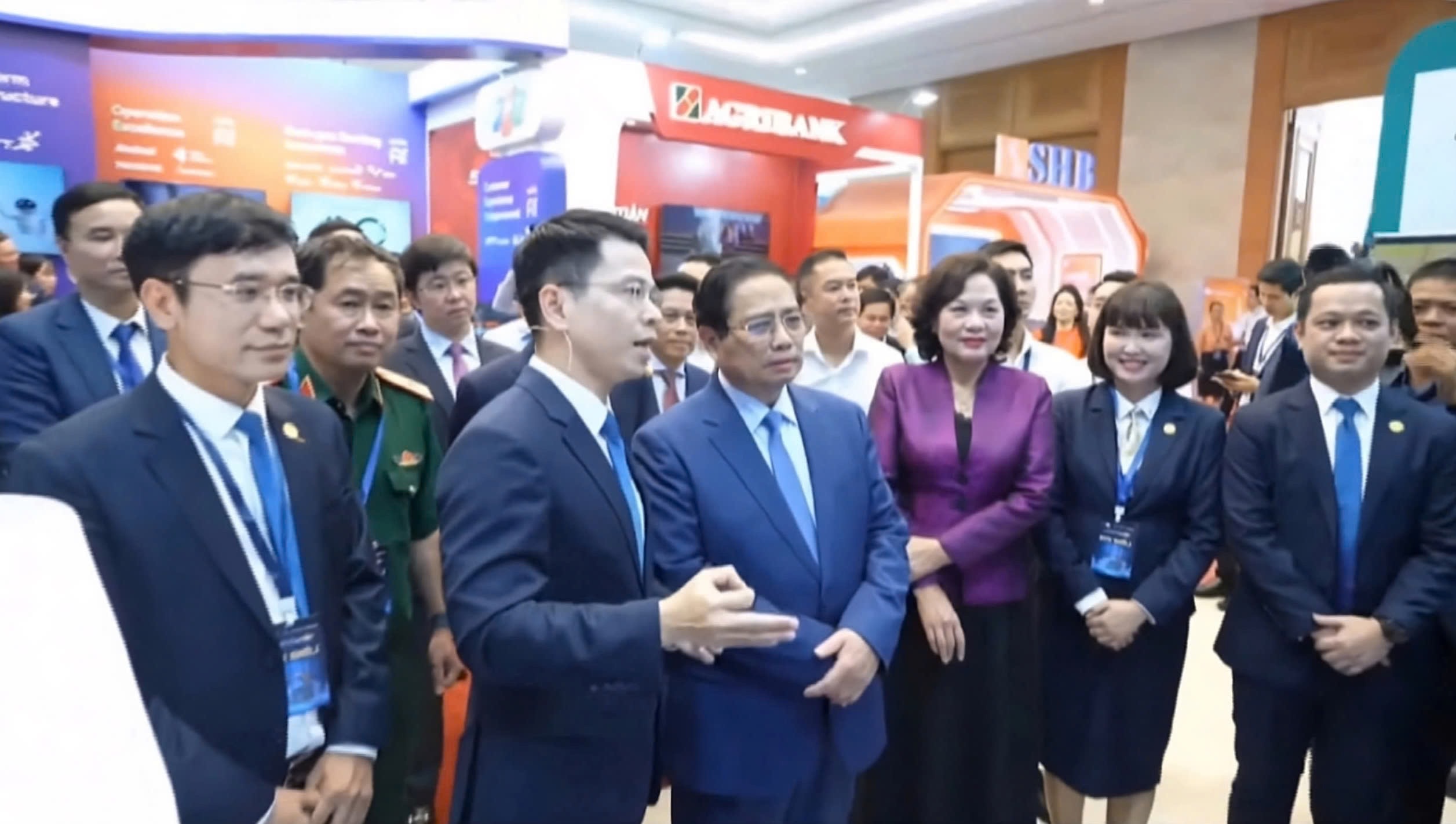 &Ocirc;ng Trần Ngọc Minh - Chủ tịch Hội đồng Quản trị KienlongBank v&agrave; Ban L&atilde;nh đạo Ng&acirc;n h&agrave;ng b&aacute;o c&aacute;o Thủ tướng t&igrave;nh h&igrave;nh hoạt động chuyển đổi số tại Ng&acirc;n h&agrave;ng.