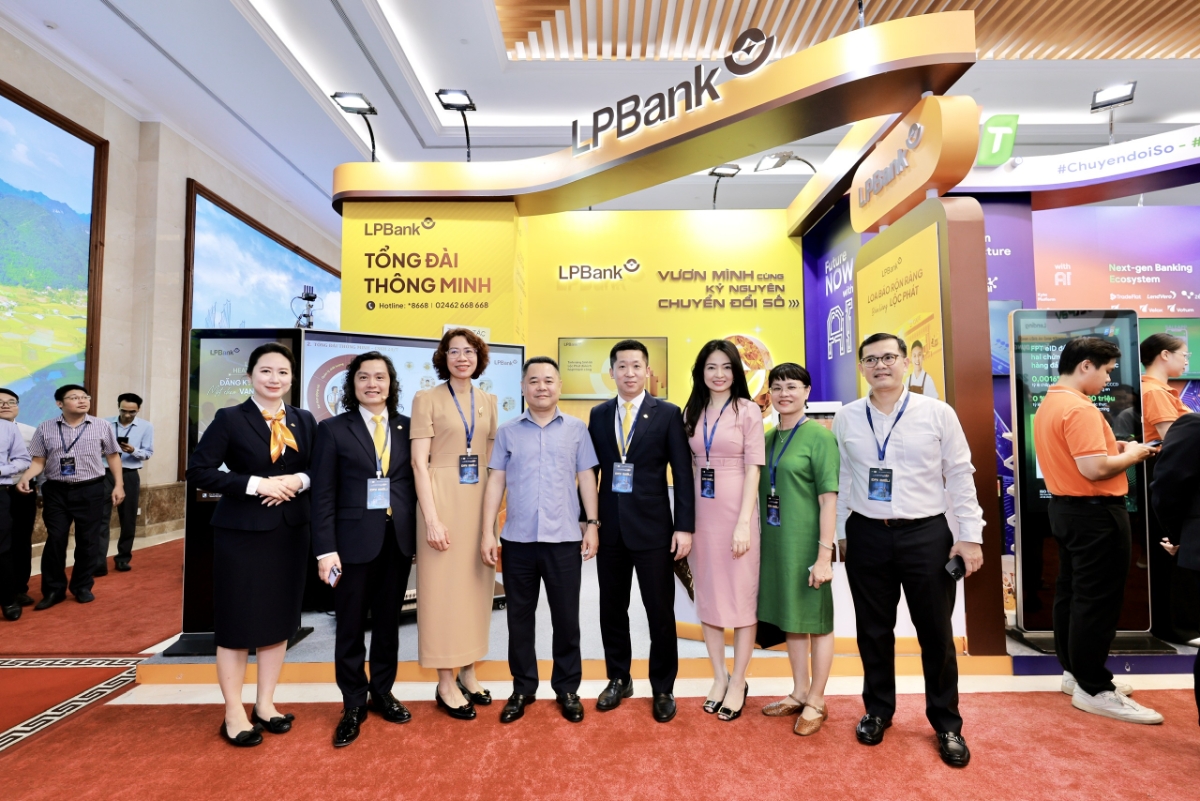 L&atilde;nh đạo Ng&acirc;n h&agrave;ng Nh&agrave; nước chụp ảnh lưu niệm c&ugrave;ng đo&agrave;n LPBank tại sự kiện.