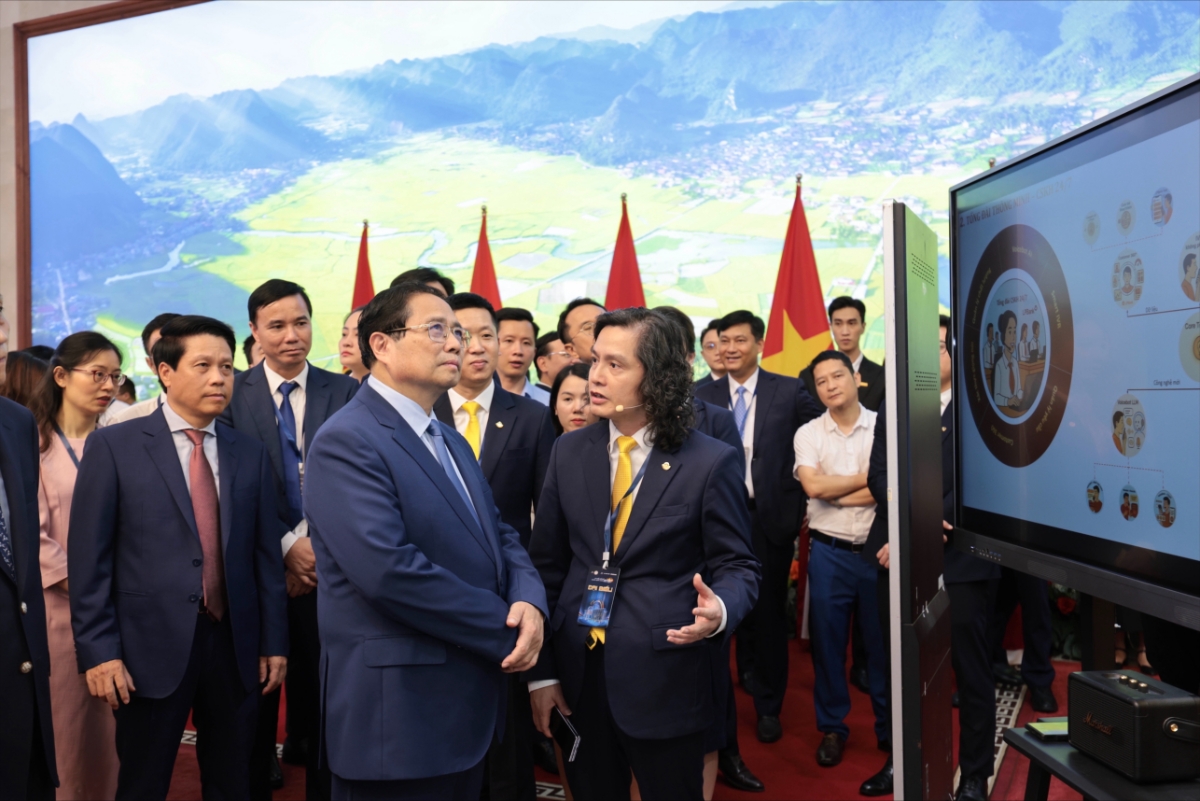 Thủ tướng Ch&iacute;nh phủ Phạm Minh Ch&iacute;nh c&ugrave;ng c&aacute;c l&atilde;nh đạo bộ, ng&agrave;nh tham quan gian h&agrave;ng của LPBank tại sự kiện Chuyển đổi số Ng&agrave;nh Ng&acirc;n h&agrave;ng năm 2025.