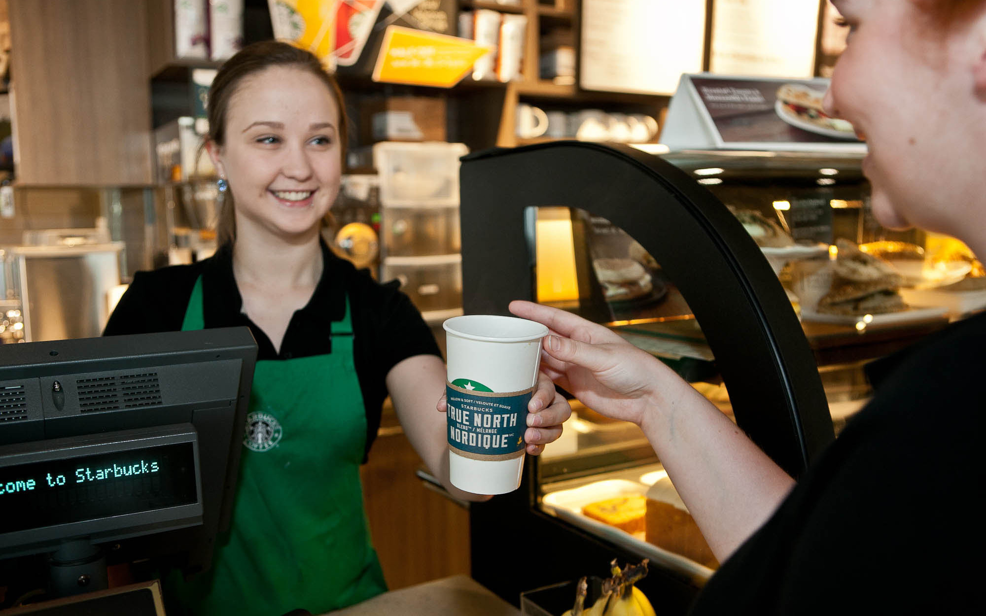 Starbucks nhận định AI kh&ocirc;ng thể giải quyết vấn đề của kh&aacute;ch h&agrave;ng như nh&acirc;n vi&ecirc;n con người.&nbsp;