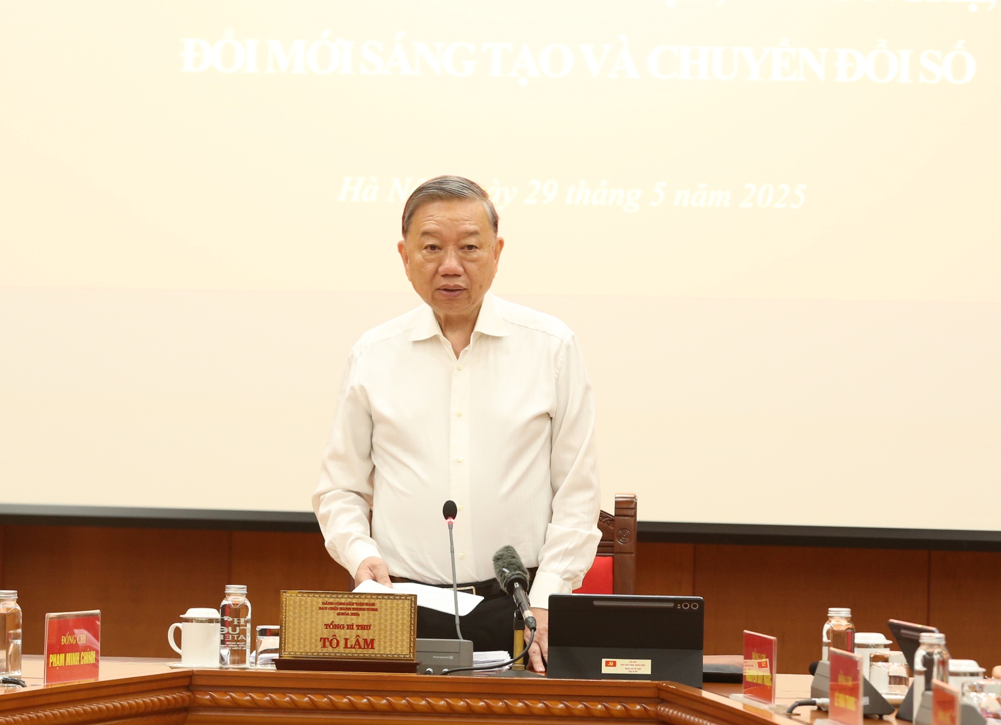 Tổng Bí thư Tô Lâm, Trưởng Ban Chỉ đạo Trung ương, chủ trì Phiên họp Thường trực Ban Chỉ đạo Trung ương về phát triển khoa học, công nghệ, đổi mới sáng tạo và chuyển đổi số ngày 29/5/2025 - Ảnh: VGP.