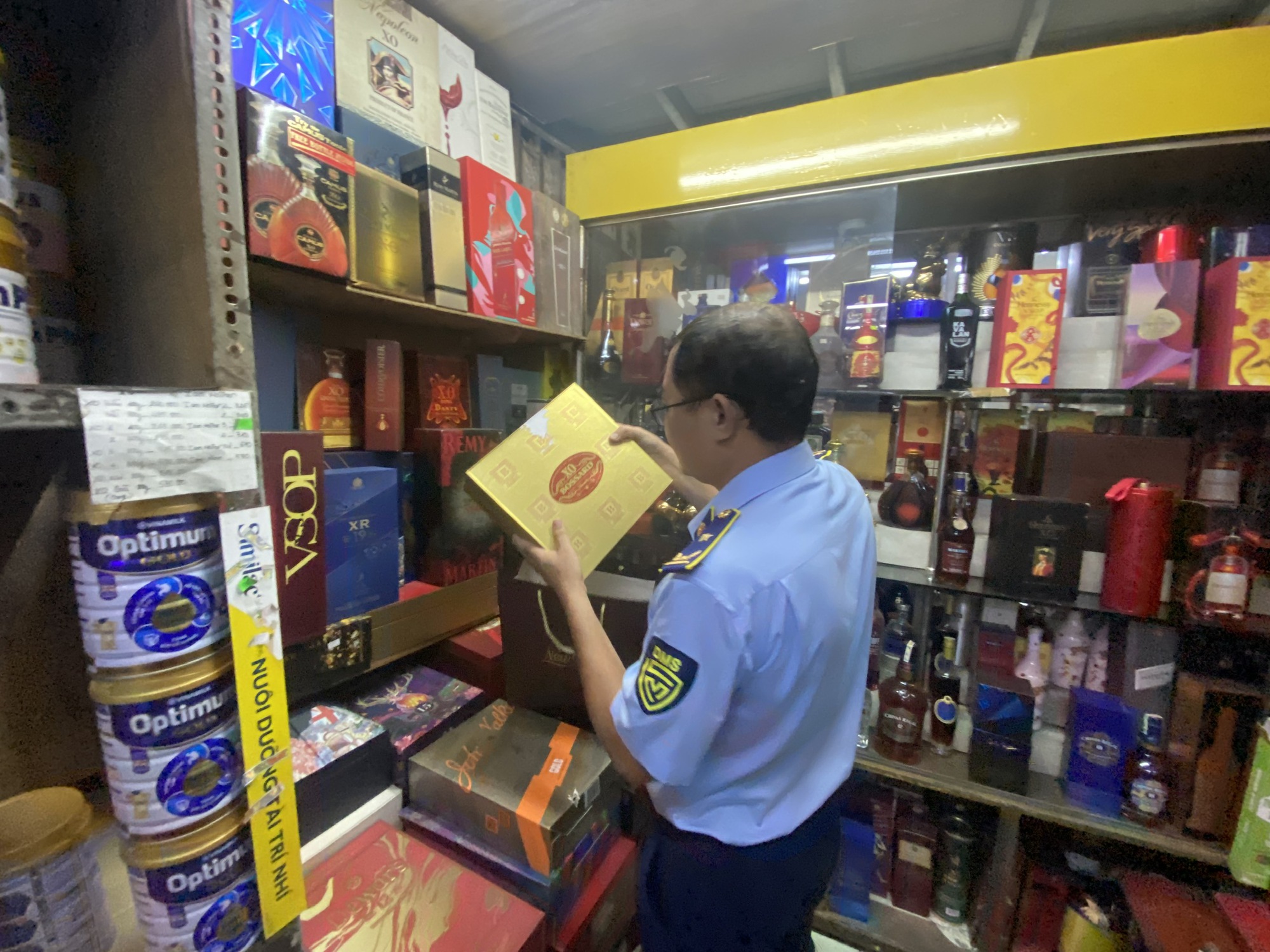 TP. Hồ Chí Minh đẩy mạnh kiểm tra hàng giả, buôn lậu. Ảnh minh họa.