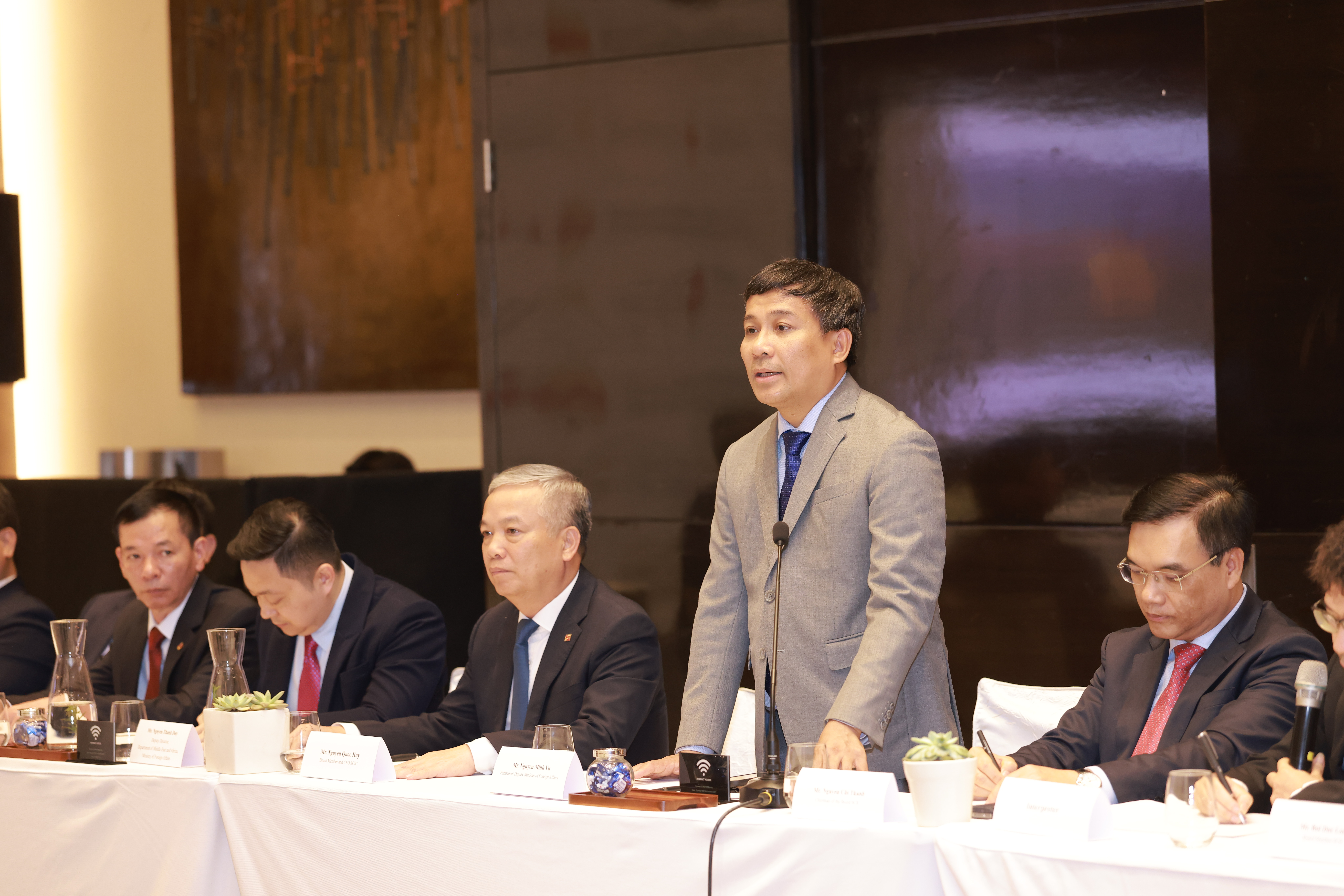 Thứ trưởng Thường trực Bộ Ngoại giao Nguyễn Minh Vũ ph&aacute;t biểu tại buổi lễ.