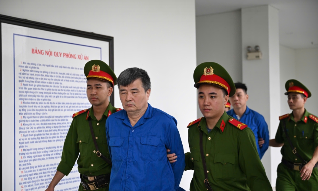 Cảnh sát dẫn giải các bị cáo đến tòa.
