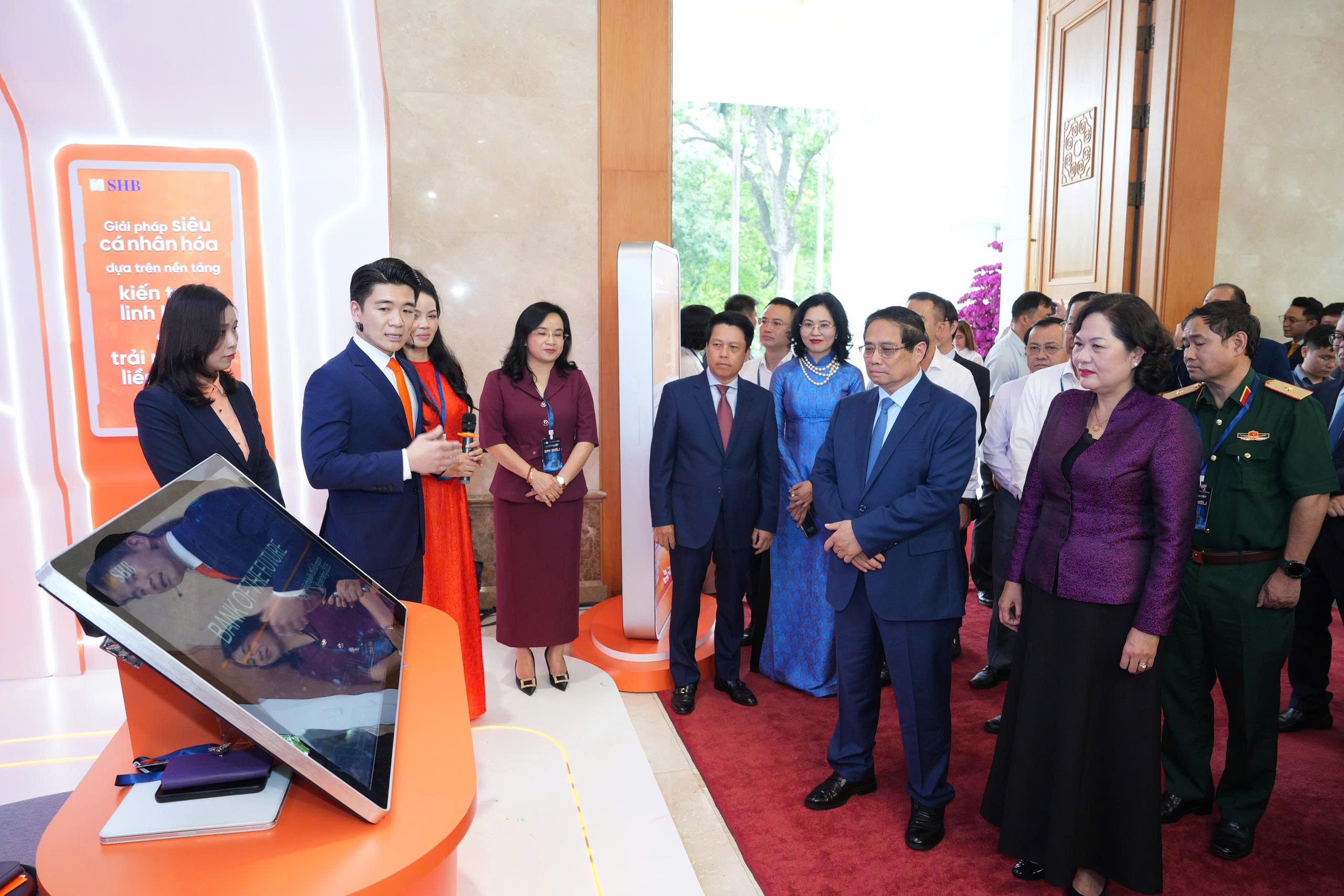 Thủ tướng thăm quan gian trưng bày của các ngân hàng và doanh nghiệp tham gia sự kiện Chuyển đổi số ngành ngân hàng năm 2025.