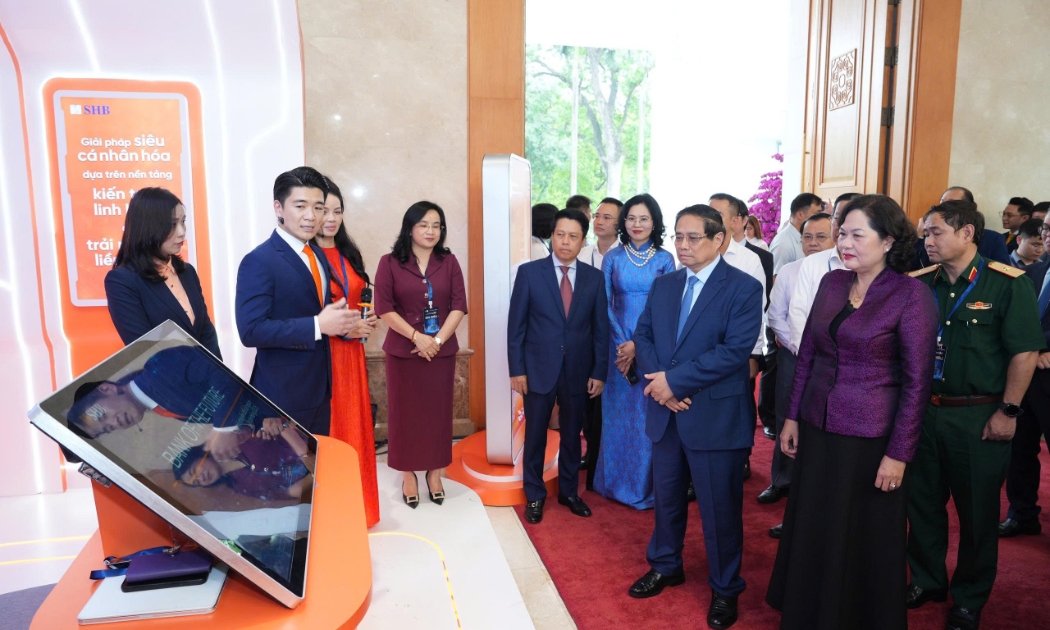 Thủ tướng thăm quan gian trưng bày của các ngân hàng và doanh nghiệp tham gia sự kiện Chuyển đổi số ngành ngân hàng năm 2025.