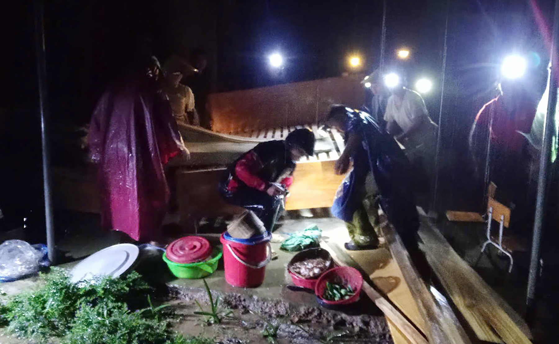 Chính quyền và người dân thực hiện di dời tài sản trong đêm tránh bị lũ quét qua.