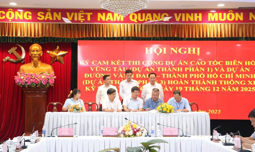 Đại diện nhà thầu ký cam kết thi công dự án với lãnh đạo tỉnh Đồng Nai. Ảnh: TTXVN
